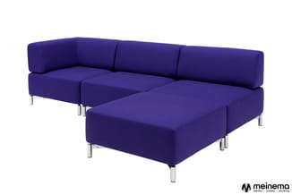 Blauwe hoekbank met chaise longue en metalen poten, modulair ontwerp tegen witte achtergrond.