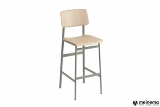 Barstoel met licht houten zitting en rugleuning, grijs metalen frame, voetsteun.