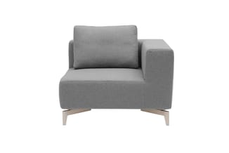 Grijze loungefauteuil met armleuning, rugkussen en houten poten, frontaanzicht.