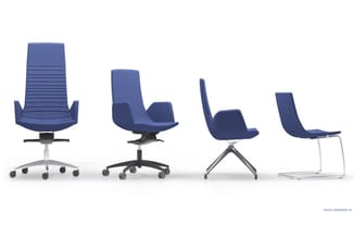 Vier blauwe bureaustoelen in verschillende uitvoeringen: draaistoel met wielen, ergonomische bureaustoel, conferentiestoel op
