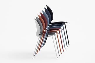 Stapel moderne kunststof stoelen met metalen poten in verschillende kleuren: wit, grijs, bruin, rood, blauw en zwart.