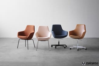 Vier moderne stoelen in verschillende kleuren (terracotta, beige, donkerblauw, bruin) met ergonomische vorm, variërend tussen