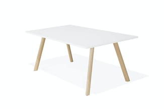 Rechthoekige vergadertafel met wit blad en vier houten poten in natuurlijke houtkleur.