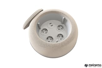 Ronde stroomverdeler in beige stof met 4 geaarde stopcontacten, 2 USB-poorten en 2 antennes, deksel open.