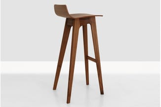 Houten barkruk met donkerbruine houten poten, zitting en gebogen rugleuning, voetsteun, minimalistische vorm.