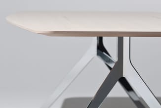 Moderne vergadertafel met ovaal blad in licht hout en wit metalen onderstel met driepoot-design.
