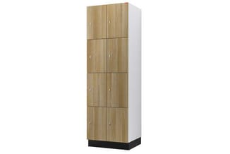 Houten kastencombinatie met acht deuren in natuurtint, wit zijpaneel en zwarte voetlijst, geschikt voor kantooropslag.