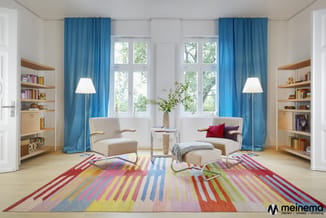 Modern zithoek met twee beige fauteuils, voetenbankje, twee houten kasten, blauw gordijnen en kleurrijk gestreept tapijt onde
