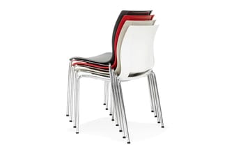 Stapelbare vergaderstoelen in zwart, rood, beige en wit met chromen poten, op elkaar gestapeld weergegeven.