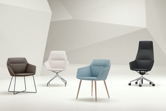 Vier moderne stoelen in verschillende designs en kleuren: bruine leatherlook met metalen frame, witte ergonomische draaistoel