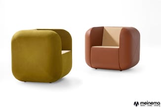 Twee moderne fauteuils: links olijfgroen fluweel met gestikt kruispatroon, rechts cognacbruin leer met beige binnenzijde, bei