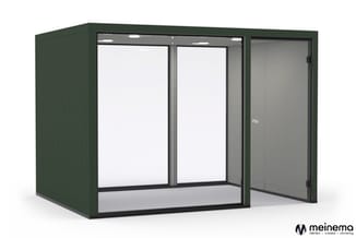 Groene belcel met glazen schuifdeuren, grijze wanden en grijze vloer, voorzien van LED-verlichting.