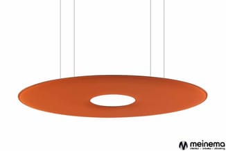 Oranje hanglamp met ronde schijfvorm en centraal gat, opgehangen aan vier draden tegen witte achtergrond.