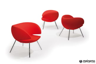 Drie rode stoelen met organische vormen en zilveren poten, op witte achtergrond. Verschillende maten en ontwerpen.