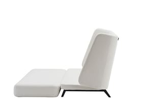Witte modulaire zitbank met rechthoekig zitgedeelte en ergonomische rugleuning op zwart metalen frame, zijkant gefotografeerd