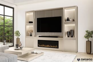 Tv-meubel in beige hout met zwarte tv, gesloten kasten onderaan, open vakken bovenaan, ingebouwde elektrische fireplace en ve