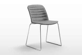 Grijze kantoorstoel met horizontale stiksels, zwart frame en zilveren metalen sled-onderstel, frontaanzicht.