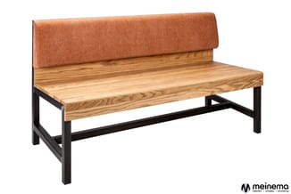 Zitbank met houten zitting en zwart metalen frame, roestbruine gestoffeerde rugkussen.