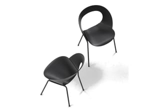 Twee zwarte designstoelen met metalen poten op witte achtergrond, één vooraan en één achteran geplaatst.