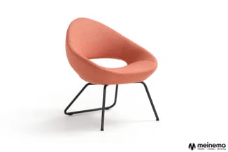 Koraalrode moderne fauteuil met organische, gebogen vorm en zwart metalen sled-onderstel op witte achtergrond.