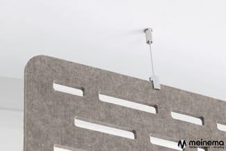 Grijze akoestische wandpaneel met langwerpige openingen, opgehangen aan zilverkleurig montagesysteem tegen wit plafond.
