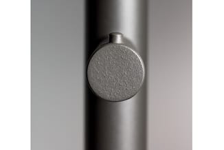 Metalen knop op buisprofielstaander, grijs geanodiseerd oppervlak, detail van kantoormeubel-component.