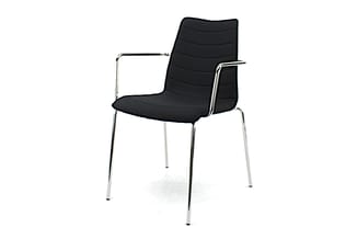 Zwarte gestoffeerde bureaustoel met armleuningen op chromen vier-poten frame, modern design.