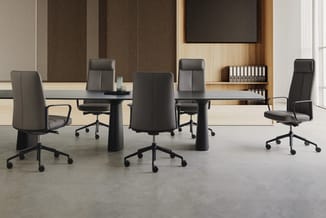 Moderne kantoorruimte met zwarte vergadertafels, grijze bureau- en vergaderstoelen met wielen, houten wandpaneel met boeken e