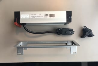 Power Frame 317.100 - montageset voor bureauverlichting met zilveren aluminium rail, zwarte bevestigingen en stromaansluitkab