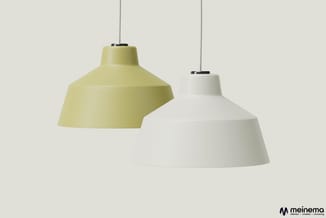 Twee hangende design-pendellampen in geel en wit tegen neutrale wand, zwart ophangmateriaal.