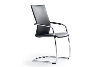 Moderne kantoorstoel met zwart leren zitting en rugleuning, chromen armleuningen en sled-onderstel, tegen witte achtergrond.