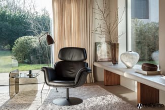 Moderne loungehoek met zwarte leren draaistoel, glazen bijzettafel, houten sideboard, wit marmeren blad, vaste zitbank, boekl