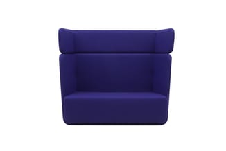 Blauwe fauteuil met hoge rugleuning en gesloten zijwanden, gestoffeerd in donkerblauw textiel.