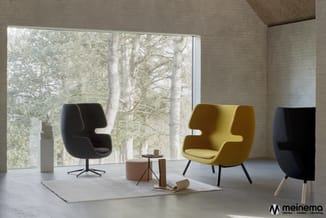 Moderne loungeruimte met zwarte en gele fauteuils, houten bijzettafel, raam met bosuitkijk, meinema-logo.