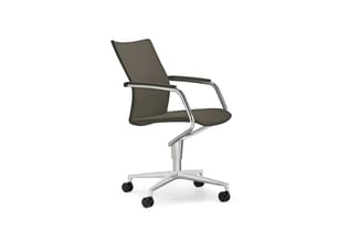 Kantoorstoel met donkergrijs mesh-zitting, aluminium frame, armleuningen en zwenkwielen op wit geïsoleerde achtergrond.