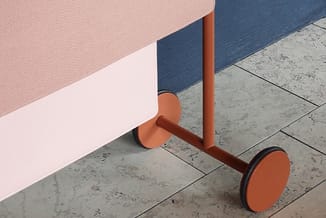 Mobiel akoestisch scherm in terracotta en donkerblauw, rechthoekig formaat op wielen, tegen betonnen vloer.