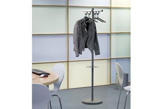 Garderobe staander met zwarte kruisvoet en grijze kledingstukken op hangers in kantooromgeving met raampartijen.