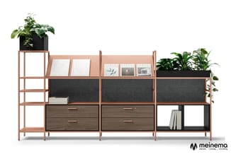 Modulair kastensysteem met roze metalen frame, donkergrijs akoestisch paneel, houten laden, open vakken, planten en decoratie