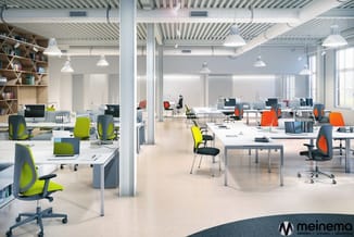 Modern open kantoor met witte werkafels, bureaustoelen in groen en oranje, hangende LED-verlichting, stalen kolommen en houte