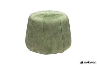Groene ronde poef met getufted bovenkant en lichte stofbekleding, geïsoleerd op witte achtergrond.