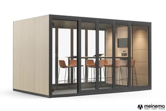 Moderne belcel met glazen voorzijde, zwart frame, licht houtfineer zijwand, halfronde tafel en bruine barkrukken.