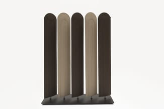 Vijf akoestische schermen in afwisselend zwart en beige met afgeronde bovenkanten, op zwarte voetplaat.