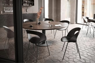 Moderne vergaderruimte met ronde tafel in donkergrijs, zwarte stoelen met gebogen rugleuning, marmer accent, grote ramen en l