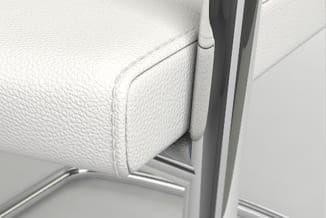 Witte kantoorstoel met gestoffeerde zitting, detail naadwerk en metalen frame, close-up zijkant.