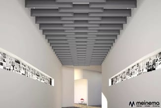 Modern kantoorgang met grijze akoestische plafondpanelen in trapvorm, witte wanden, wandmontage portfolio's en rode stoel.