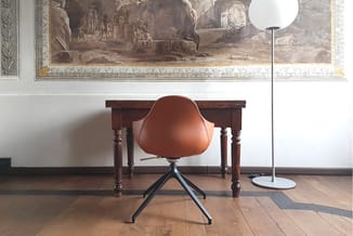 Cognac bruinleren draaibare vergaderstoel met zwart metalen onderstel voor antieke houten tafel in klassiek interieur met fre