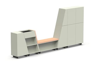 Modulaire kantoorkast in beige met open vakken, zitbank met oranje zitting en hoge kastdeelen.