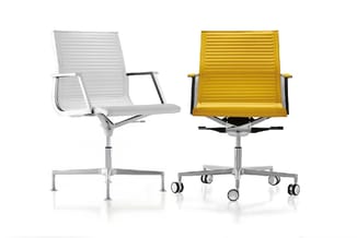 Twee kantoorstoe​len met horizontale latten rug: wit/grijs model met vaste poten links, geel model op wielen rechts.