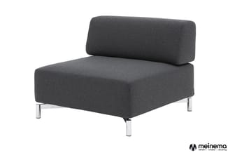Grijze modulaire zitmodule met rugleuning en chromen poten, meinema-logo rechtsonder.