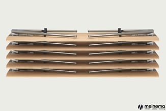 Houten wandmontage-systeem met zes zwevende planken en chromen stangen, asymmetrisch gerangschikt met zwarte bevestigingselem